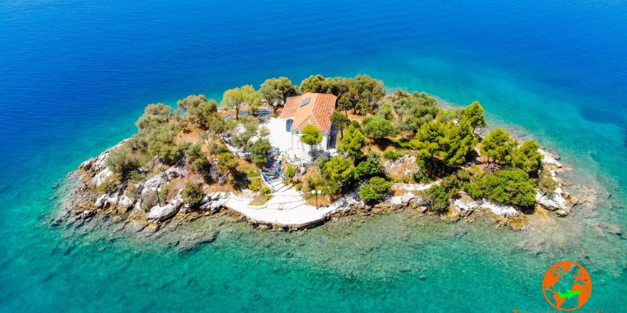 Ο γραφικός οικισμός της Φωκίδας με το λιλιπούτειο νησάκι του Αγίου Νικολάου (video)