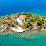 Ο γραφικός οικισμός της Φωκίδας με το λιλιπούτειο νησάκι του Αγίου Νικολάου (video)