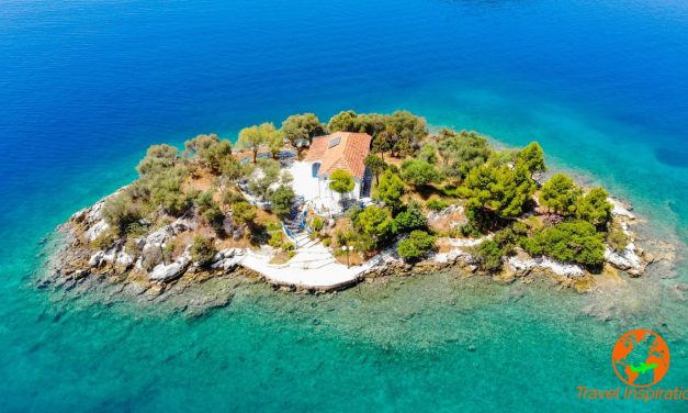 Ο γραφικός οικισμός της Φωκίδας με το λιλιπούτειο νησάκι του Αγίου Νικολάου (video)