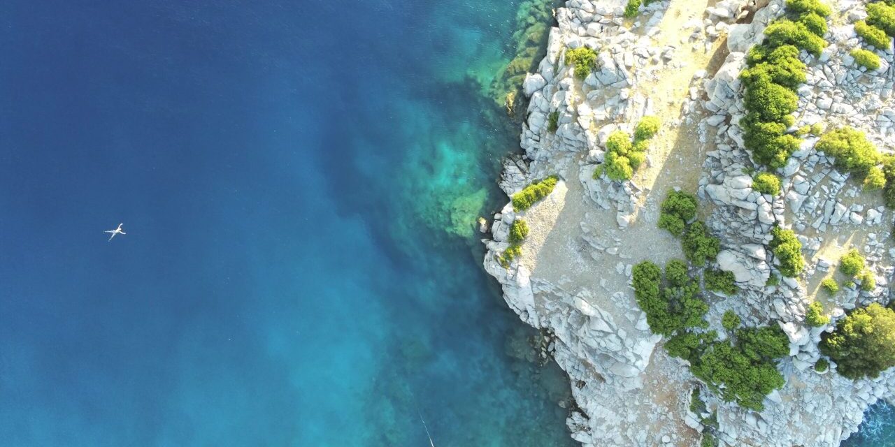 Το άγνωστο ελληνικό νησί στο οποίο βρέθηκε το αρχαιότερο ναυάγιο του κόσμου (vid)