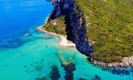 Σφακτηρία: Το άγνωστο ελληνικό νησί με την μακρά ιστορία και τις εξωτικές παραλίες (video)