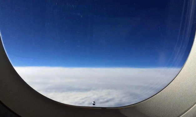 Εσείς γνωρίζετε τον λόγο που τα παράθυρα των αεροπλάνων έχουν μια μικροσκοπική τρύπα;