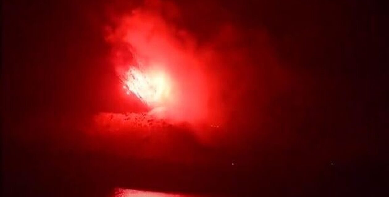 Σαντορίνη: Έκαναν αναπαράσταση της έκρηξης του ηφαιστείου – Εντυπωσίασε το θέαμα (video)