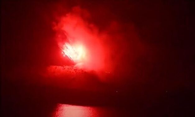 Σαντορίνη: Έκαναν αναπαράσταση της έκρηξης του ηφαιστείου – Εντυπωσίασε το θέαμα (video)