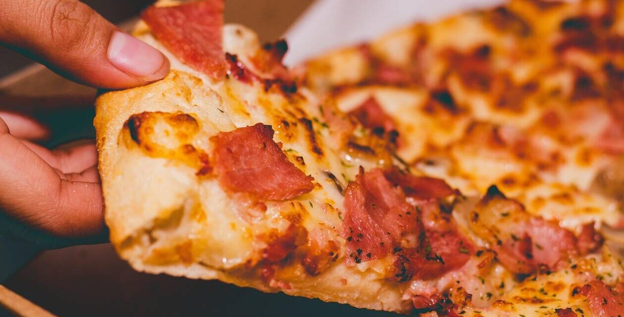 Στη Θεσσαλονίκη σερβίρουν τη μεγαλύτερη πίτσα της Ελλάδας (video)