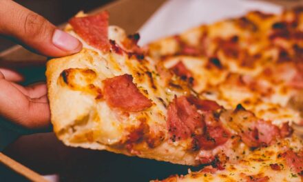 Στη Θεσσαλονίκη σερβίρουν τη μεγαλύτερη πίτσα της Ελλάδας (video)