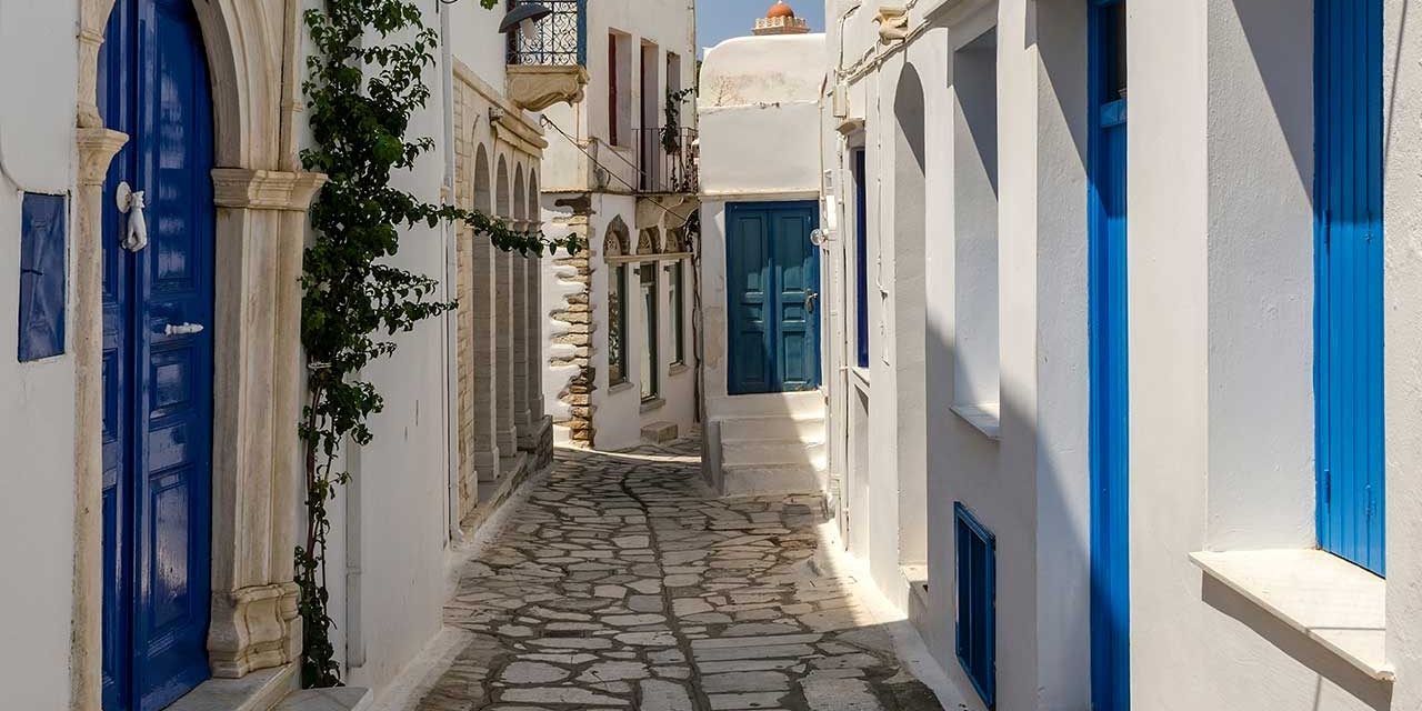 Επέκταση της σεζόν σε νησιά των Κυκλάδων δείχνουν οι αεροπορικές αφίξεις