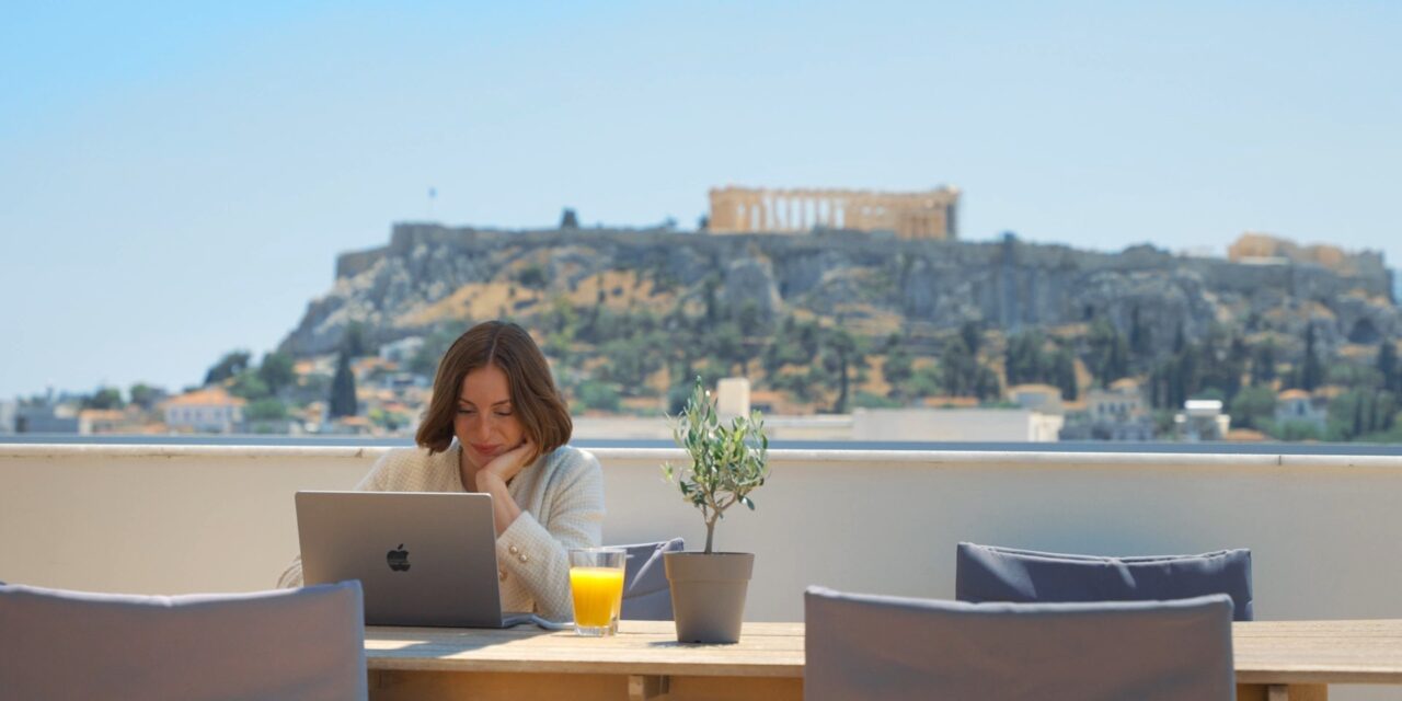 Ο Open Air χαρακτήρας της ζωής στην Αθήνα πρωταγωνιστεί στο νέο video της Marketing Greece και της AEGEAN