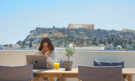 Ο Open Air χαρακτήρας της ζωής στην Αθήνα πρωταγωνιστεί στο νέο video της Marketing Greece και της AEGEAN