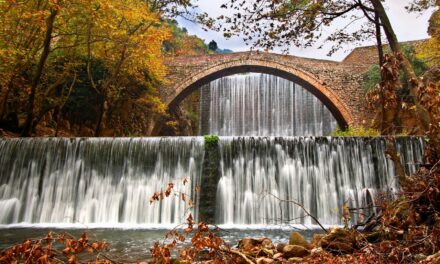 Οι υπέροχοι καταρράκτες και το παραμυθένιο γεφύρι της Παλαιοκαρυάς στη Θεσσαλία (video)