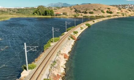 Ένα τρένο διασχίζει τα κύματα – Δείτε τα ομορφότερα 450 μέτρα του Ελληνικού σιδηρόδρομου (vid)