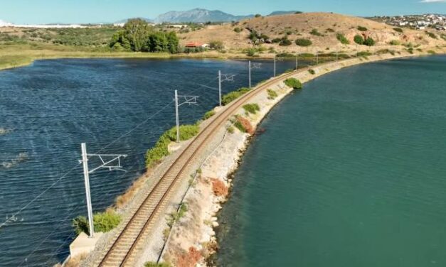 Ένα τρένο διασχίζει τα κύματα – Δείτε τα ομορφότερα 450 μέτρα του Ελληνικού σιδηρόδρομου (vid)