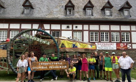 Από το Βέλγιο έως την Ελευσίνα, πολίτες διανύουν πεζή 3.000 χιλιόμετρα σε 9 μήνες – Ο σκοπός του ταξιδιού