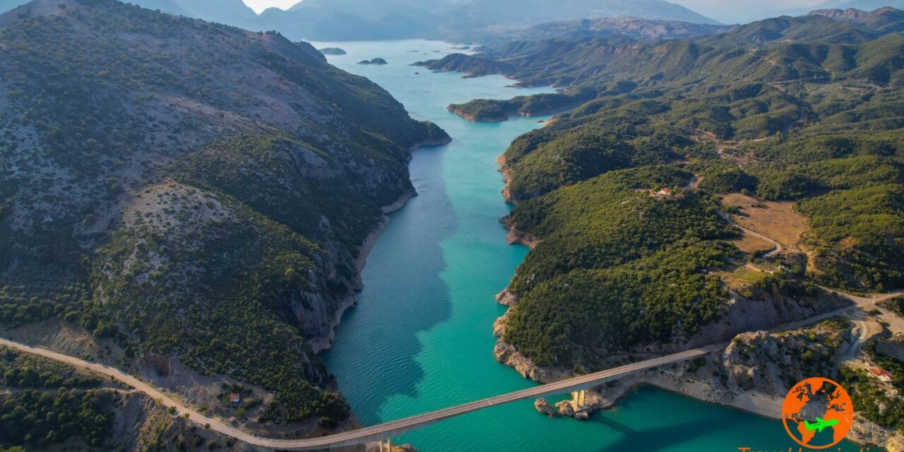 Ταξιδεύοντας με φουσκωτό στην λίμνη Κρεμαστών και στα στενά του Αχελώου (vid)