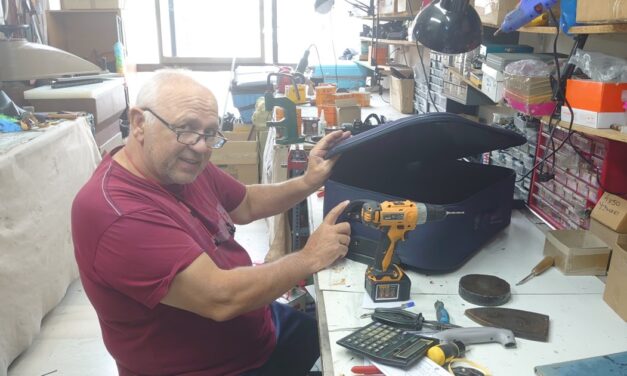 Θεσσαλονίκη: Ο 63χρονος «γιατρός» βαλιτσών που σώζει τα ταξίδια τουριστών και κατοίκων της πόλης