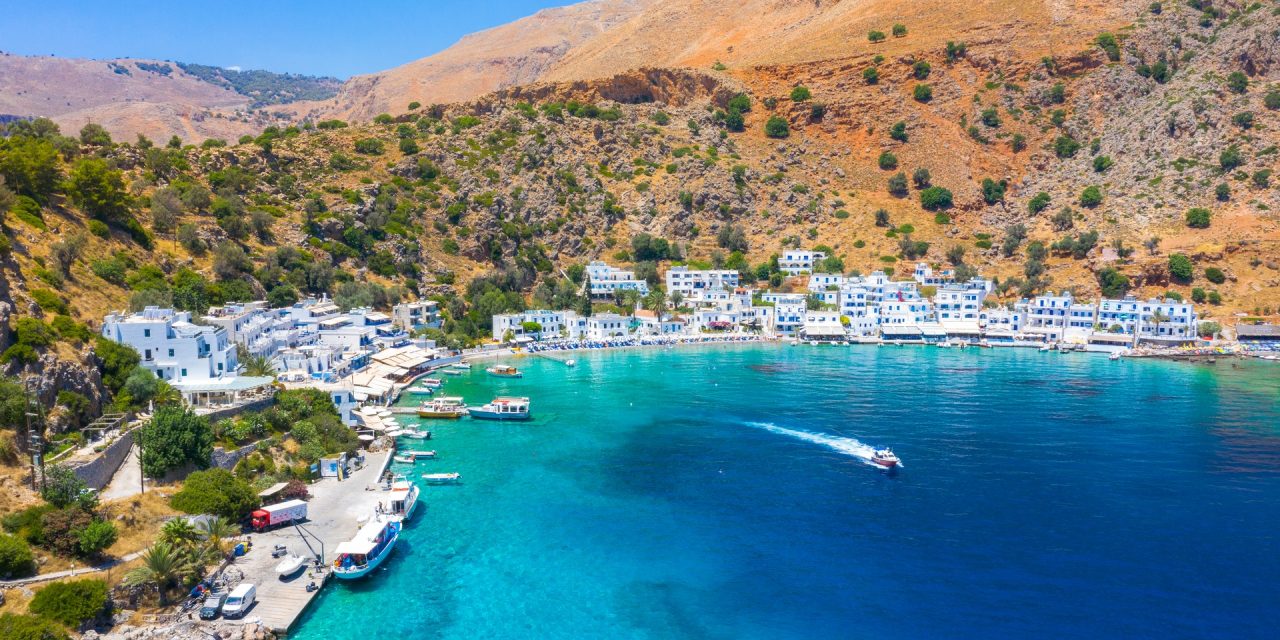 Αυτό το ελληνικό νησί πρωταγωνιστεί σε αεροπορικές αφίξεις και διεθνή τουριστικά βραβεία