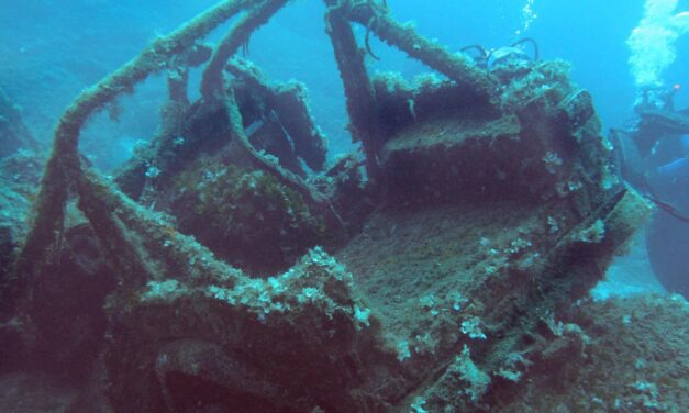 Εσείς γνωρίζετε το υγρό νεκροταφείο αυτοκινήτων; – Ένα μακάβριο μυστικό στον βυθό της αθηναϊκής Ριβιέρας