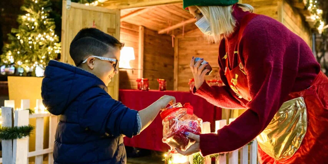 Δέκα γειτονιές της Αθήνας μεταμορφώνονται σε πολύχρωμα Χριστουγεννιάτικα Χωριά