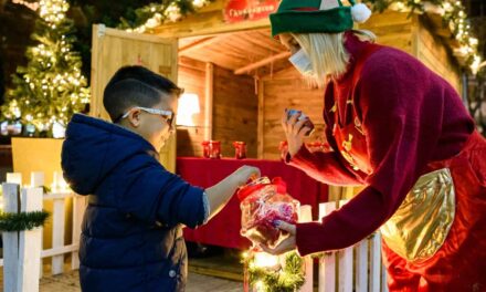 Δέκα γειτονιές της Αθήνας μεταμορφώνονται σε πολύχρωμα Χριστουγεννιάτικα Χωριά