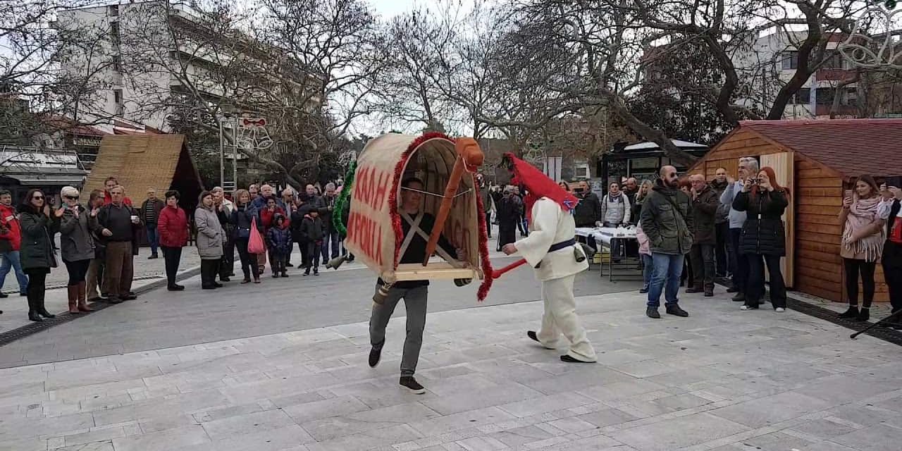 Με τραγούδια και γλυκά υποδέχεται το νέο έτος η Στερεά Ελλάδα