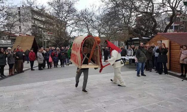 Με τραγούδια και γλυκά υποδέχεται το νέο έτος η Στερεά Ελλάδα