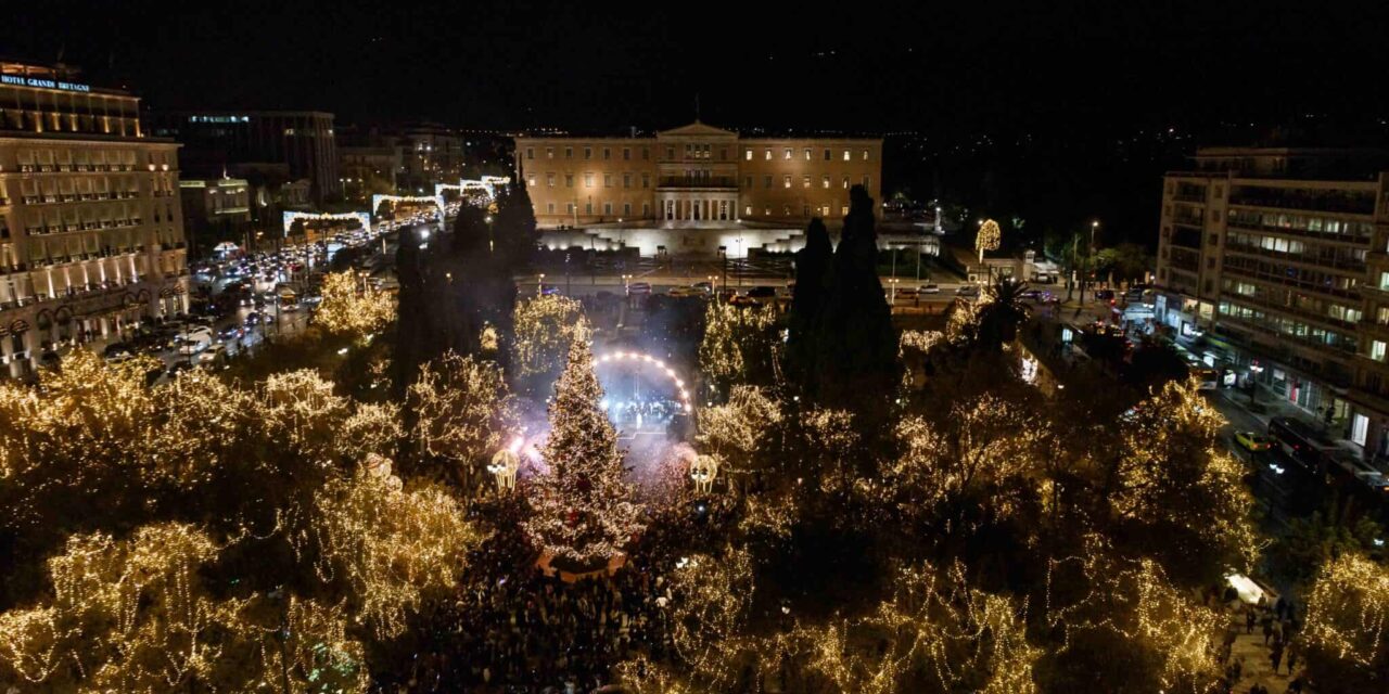 Φαντασμαγορική φωταγώγηση του χριστουγεννιάτικου δέντρου στο Σύνταγμα – Εικόνες γεμάτες φως