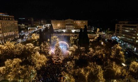 Φαντασμαγορική φωταγώγηση του χριστουγεννιάτικου δέντρου στο Σύνταγμα – Εικόνες γεμάτες φως