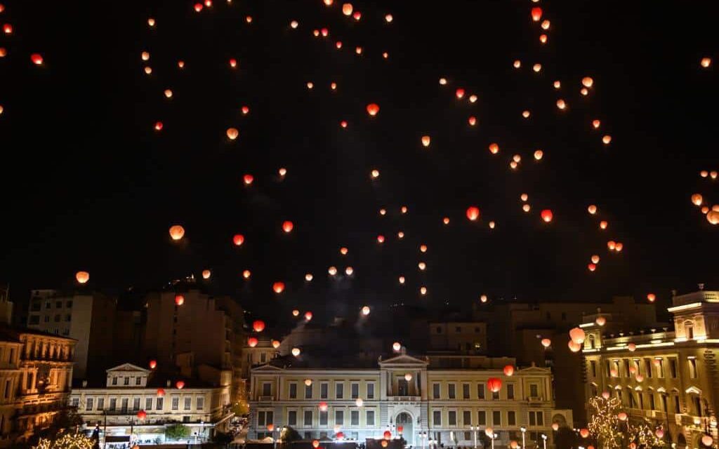 Η Νύχτα των Ευχών στην πλατεία Κοτζιά – Εκατοντάδες φαναράκια γέμισαν με φως και ελπίδα τον ουρανό της Αθήνας