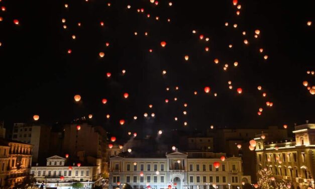 Η Νύχτα των Ευχών στην πλατεία Κοτζιά – Εκατοντάδες φαναράκια γέμισαν με φως και ελπίδα τον ουρανό της Αθήνας
