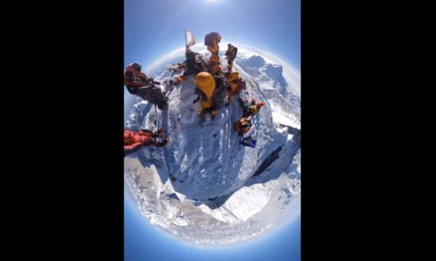 Η θέα πάνω από την κορυφή του Εβερεστ, η Γη σαν μία μπάλα – Απίθανο video