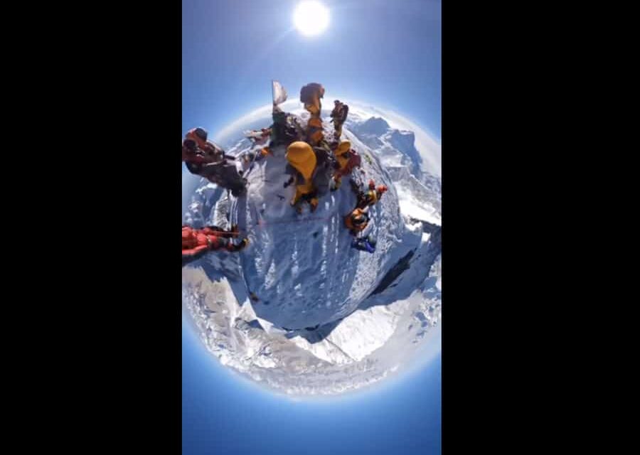 Η θέα πάνω από την κορυφή του Εβερεστ, η Γη σαν μία μπάλα – Απίθανο video