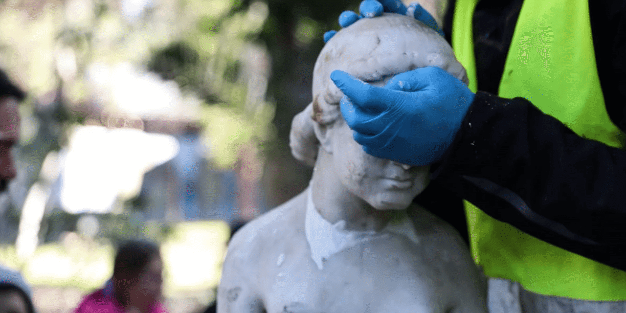 Δήμος Αθηναίων: Έργα αποκατάστασης των γλυπτών – μνημείων που φιλοξενούνται σε εξωτερικούς χώρους