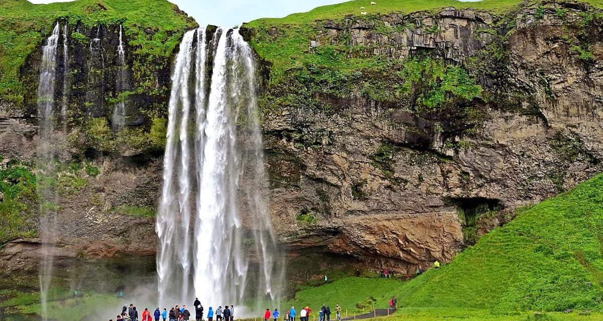 Δύο μαγικοί, μα τόσο διαφορετικοί καταρράκτες στη χώρα των εκπλήξεων (vid)