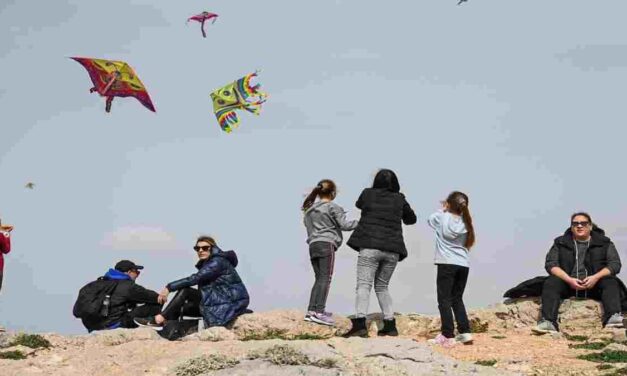 Η Αθήνα γιόρτασε παραδοσιακά τα Κούλουμα στον Λόφο του Φιλοπάππου