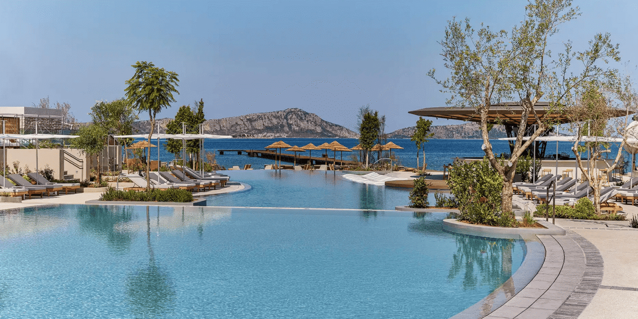 Το W Costa Navarino υποδέχεται τη νέα σεζόν από τις 5 Απριλίου, με ένα δυναμικό πρόγραμμα εμπειριών