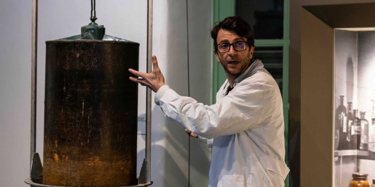 «Ποιος κρατάει το φανάρι» Η πρωτότυπη θεατρική ξενάγηση επιστρέφει στο Βιομηχανικό Μουσείο Φωταερίου