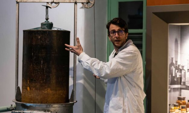 «Ποιος κρατάει το φανάρι» Η πρωτότυπη θεατρική ξενάγηση επιστρέφει στο Βιομηχανικό Μουσείο Φωταερίου