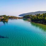 Η εκπληκτική παραλία των Ελληνικών με το νησάκι του Αγίου Νικολάου (video)