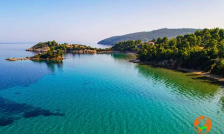 Η εκπληκτική παραλία των Ελληνικών με το νησάκι του Αγίου Νικολάου (video)