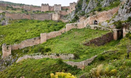 Φωτίζεται και πάλι το Κάστρο Ακροκορίνθου – Τα έργα που θα γίνουν στην περιοχή