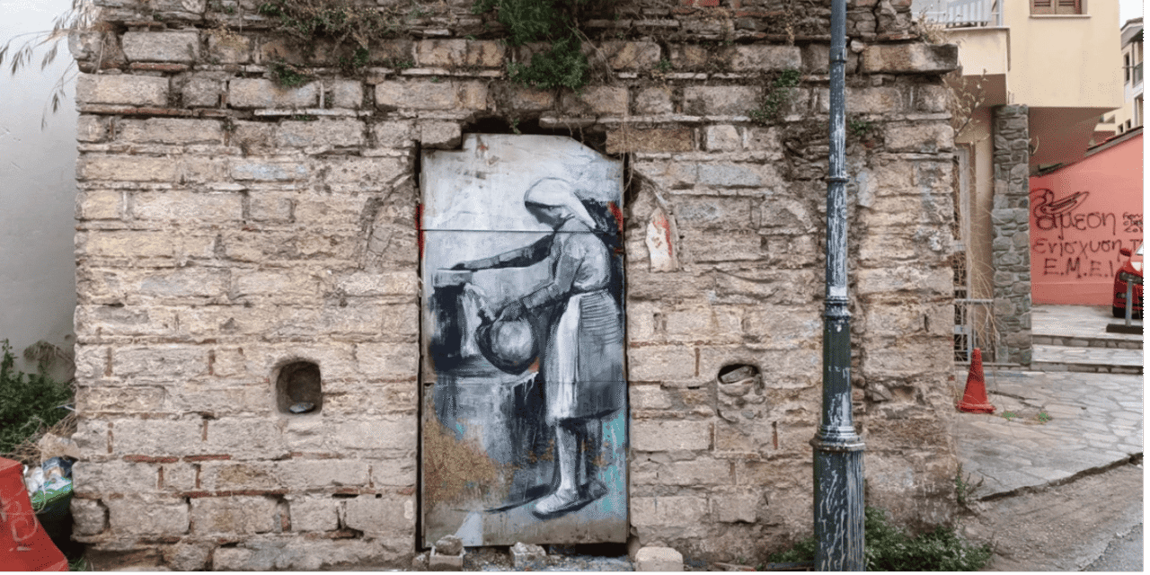 Μία γυναίκα κερνάει νερό τους περαστικούς στη Θεσσαλονίκη – Το πολυφωτογραφημένο γκράφιτι στην Ανω Πόλη