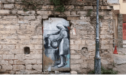 Μία γυναίκα κερνάει νερό τους περαστικούς στη Θεσσαλονίκη – Το πολυφωτογραφημένο γκράφιτι στην Ανω Πόλη
