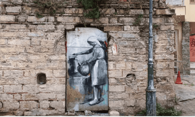 Μία γυναίκα κερνάει νερό τους περαστικούς στη Θεσσαλονίκη – Το πολυφωτογραφημένο γκράφιτι στην Ανω Πόλη