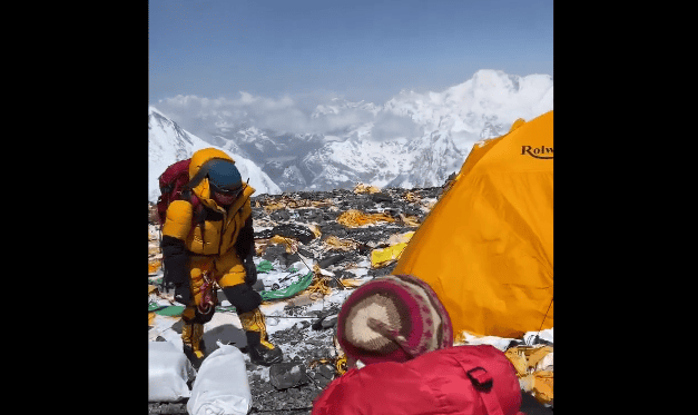 Θλιβερή εικόνα από το Έβερεστ – Σε απέραντο σκουπιδότοπο μετατράπηκε καμπ ορειβατών