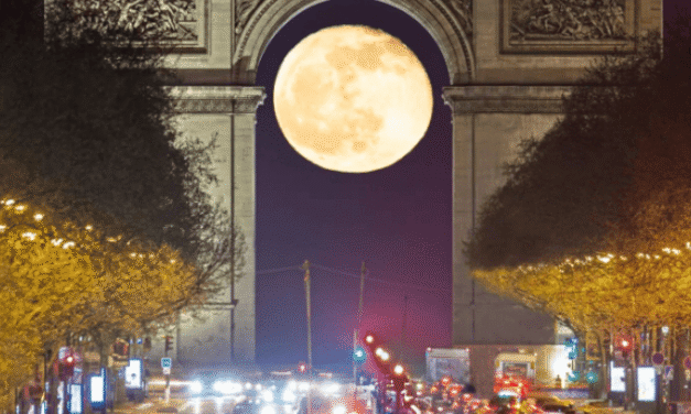 Φωτογράφησε την πανσέληνο μέσα στην Αψίδα του Θριάμβου – Το προγραμμάτιζε για μήνες