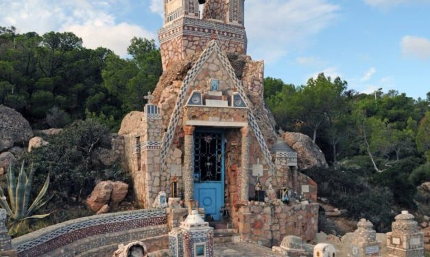 Άγιος Νικόλαος, το “μυστικό” ξωκκλήσι της Βουλιαγμένης (video)