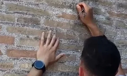 Τουρίστας χάραξε με κλειδί το όνομα της κοπέλας του… στο Κολοσσαίο! – Το βίντεο που προκάλεσε οργή