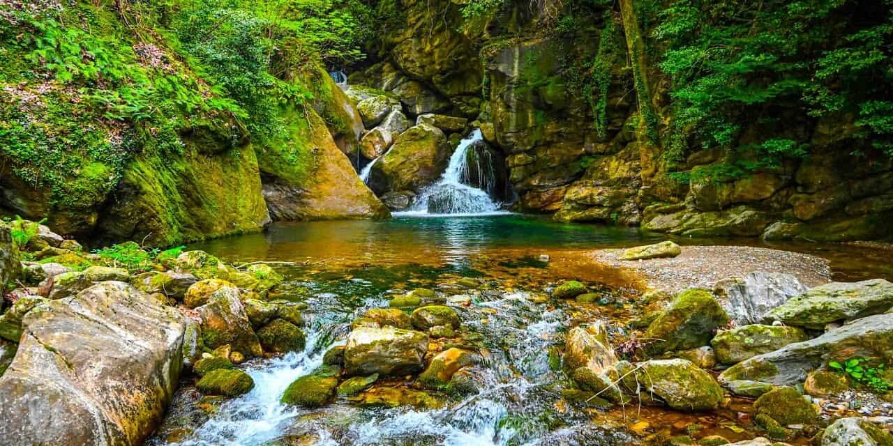 Καταρράκτες Κισσού: Μια απίστευτη όαση δροσιάς κρυμμένη στα βουνά του Πηλίου