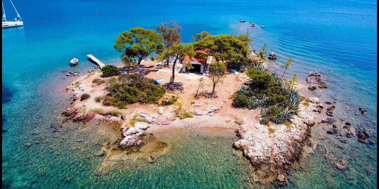 Το άγνωστο νησάκι του “έρωτα” με τα καταγάλανα νερά (vid)