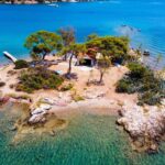Το άγνωστο νησάκι του “έρωτα” με τα καταγάλανα νερά (vid)